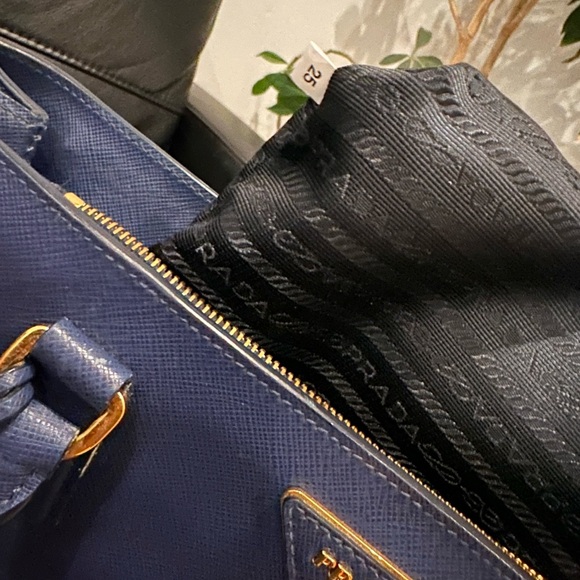 ❣️SOLD❣️Authentic Prada tote bag ( missing strap) - Picture 4 of 12